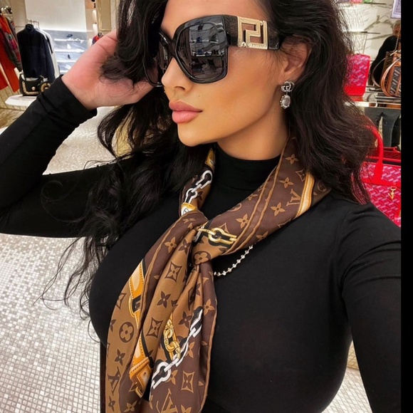 Louis Vuitton Silk Scarf RECEIPT INCLUDED - Picture 1 of 12